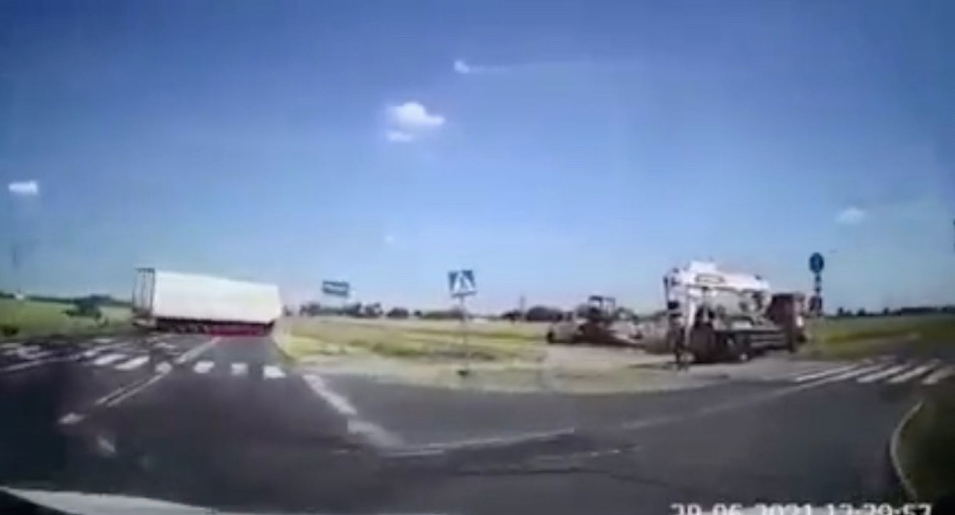 Opublikowano nagranie z momentu zderzenia TIR-a i samochodu w Elżbietowie
