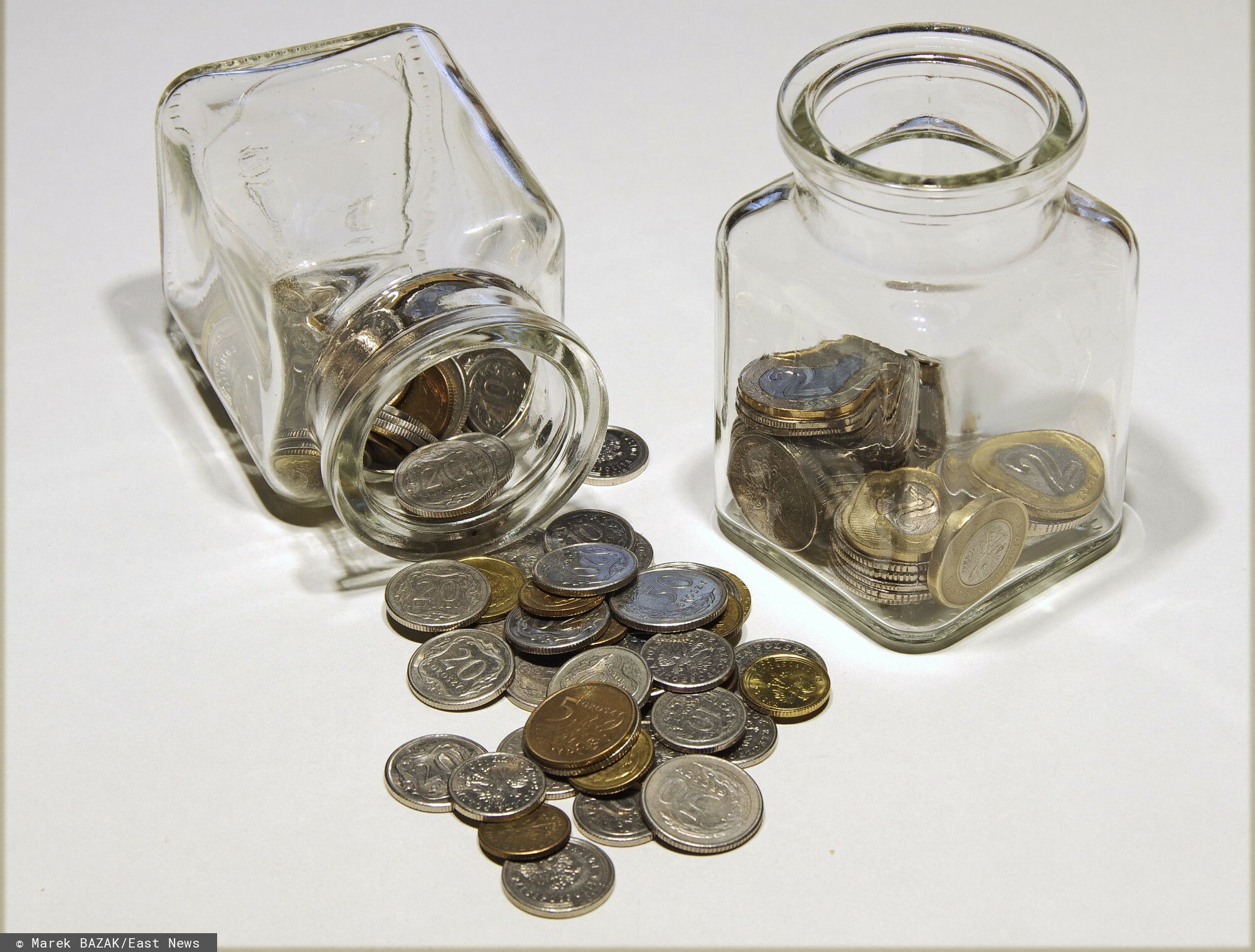 PHOTO: ZOFIA I MAREK BAZAK / EAST NEWS N/Z Drobne monety w szklanych pojemniczkach