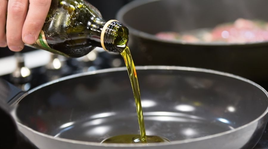 Co zrobić, aby olej nie pryskał podczas smażenia? Garść porad