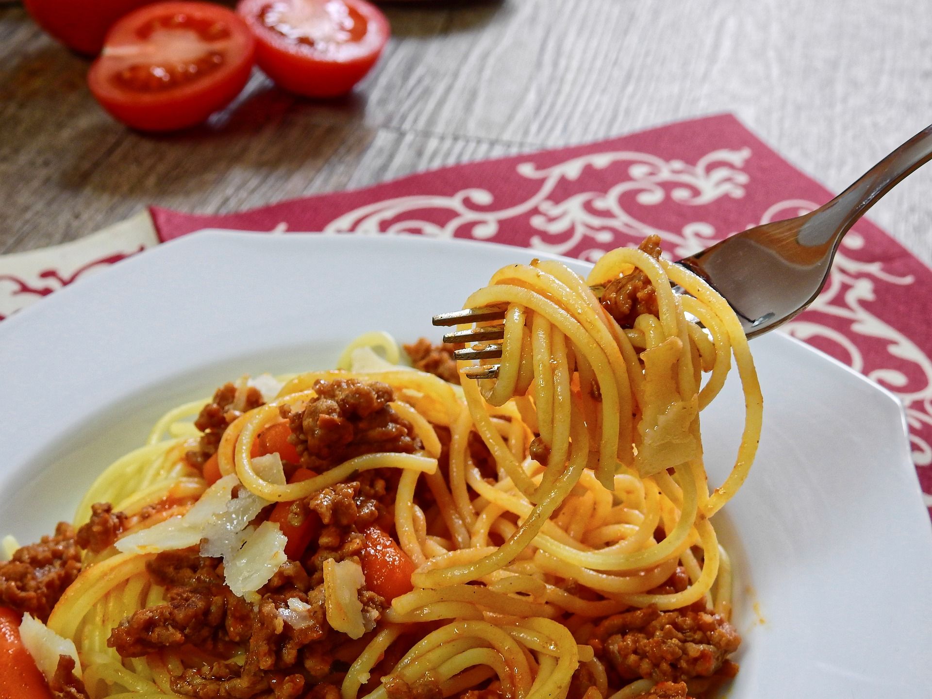Spaghetti bolognese zapiekane w sosie pomidorowym