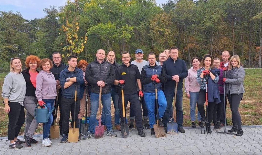 Urzędnicy z gminy Czerownak sami zasadzili drzewa i krzewy 