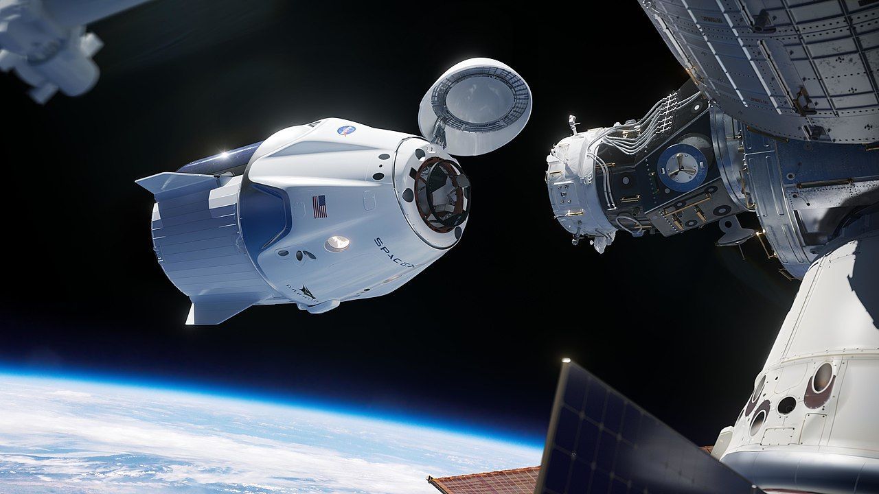 Statek Crew Dragon dokujący do Międzynarodowej Stacji Kosmicznej ISS.