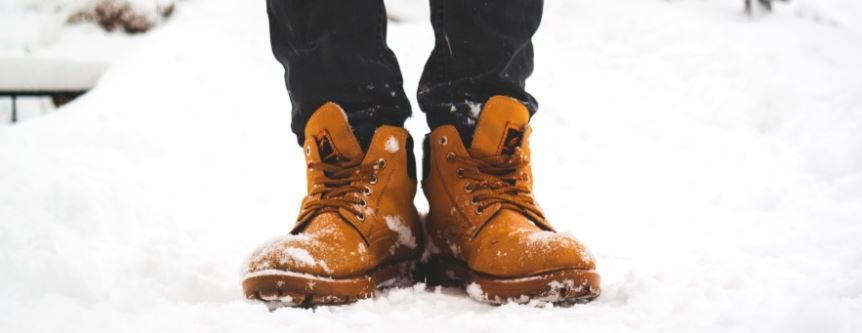 Śnieg buty sól