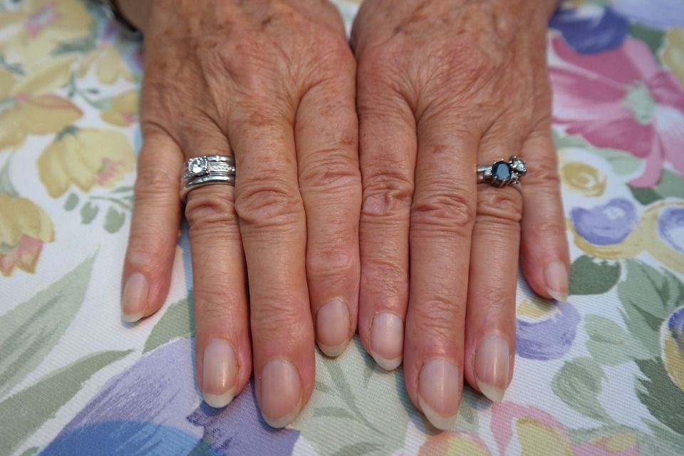 Błyszczące paznokcie – o czym mogą świadczyć zmiany w wyglądzie płytki paznokcia?