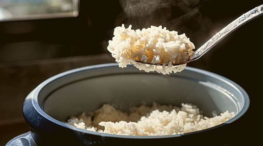 Ugotowany biały ryż w garnku
