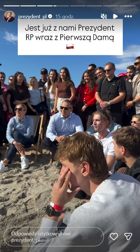 Nawroccy spacerują po plaży w Juracie. Tylko spójrzcie na buty pierwszej damy