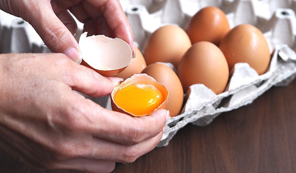 Jak łatwo i skutecznie oddzielić białko jaja od żółtka? 2 sposoby biją na głowę pozostałe 