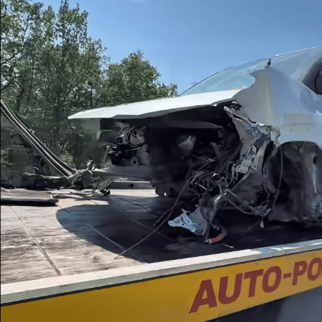 Kierowca Toyoty stracił panowanie nad autem, po zderzeniu wypadł silnik. Wypadek na S8