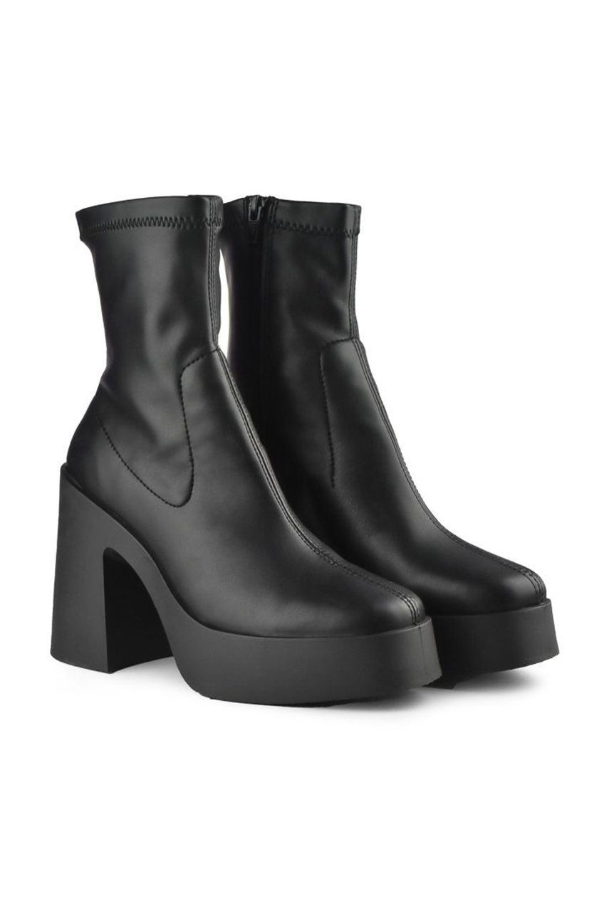 Natalia Kukulska odjęła sobie tym strojem 10 lat! Wiemy, gdzie kupisz takie ubrania za niewielkie pieniądze