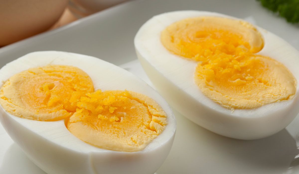 Dlaczego niektóre jajka mają podwójne żółtko? Odpowiedź zaskakuje