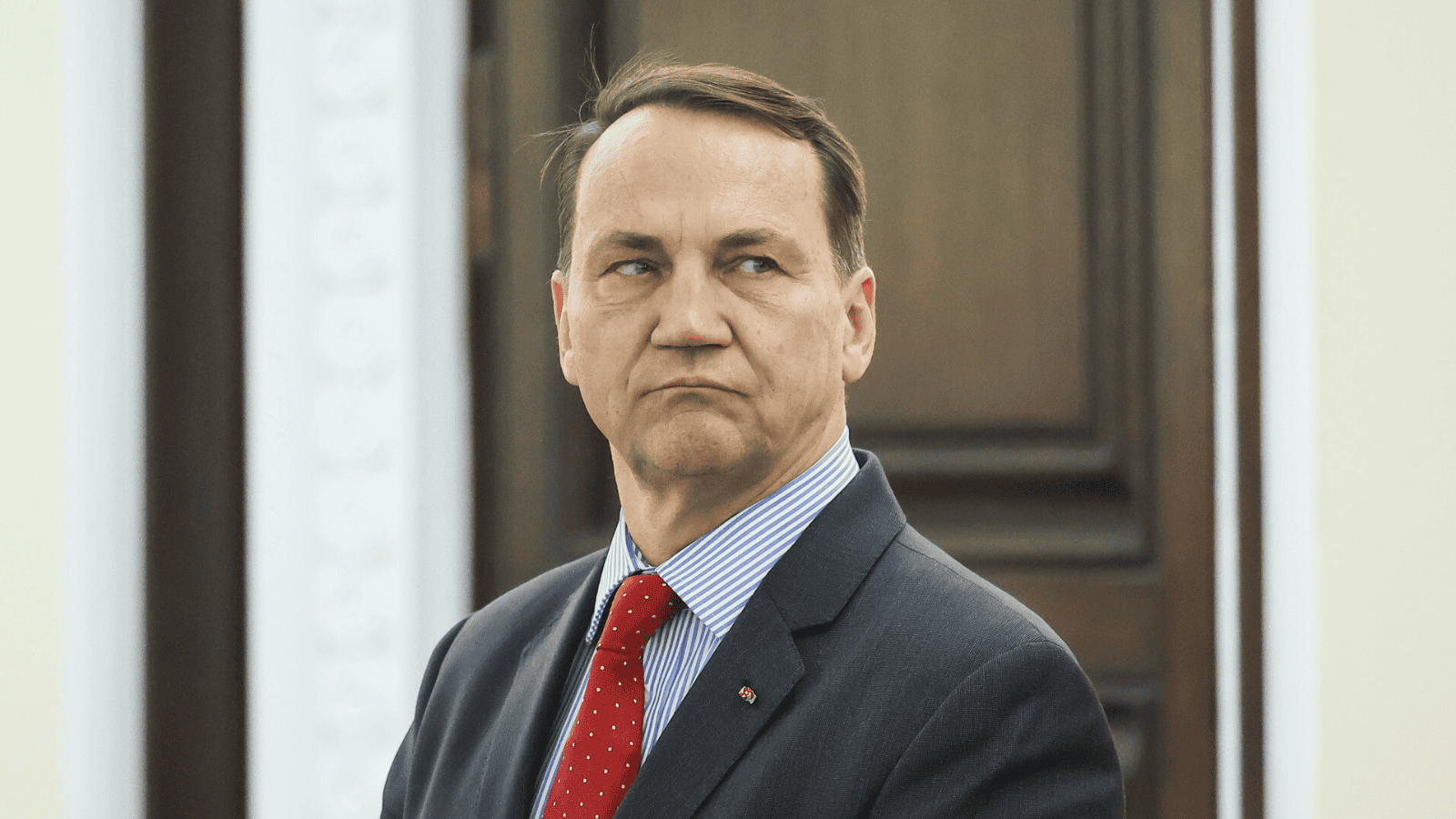 Oczy świata zwrócone na to miejsce. Nagle Sikorski zabiera głos. Mówi o jednym