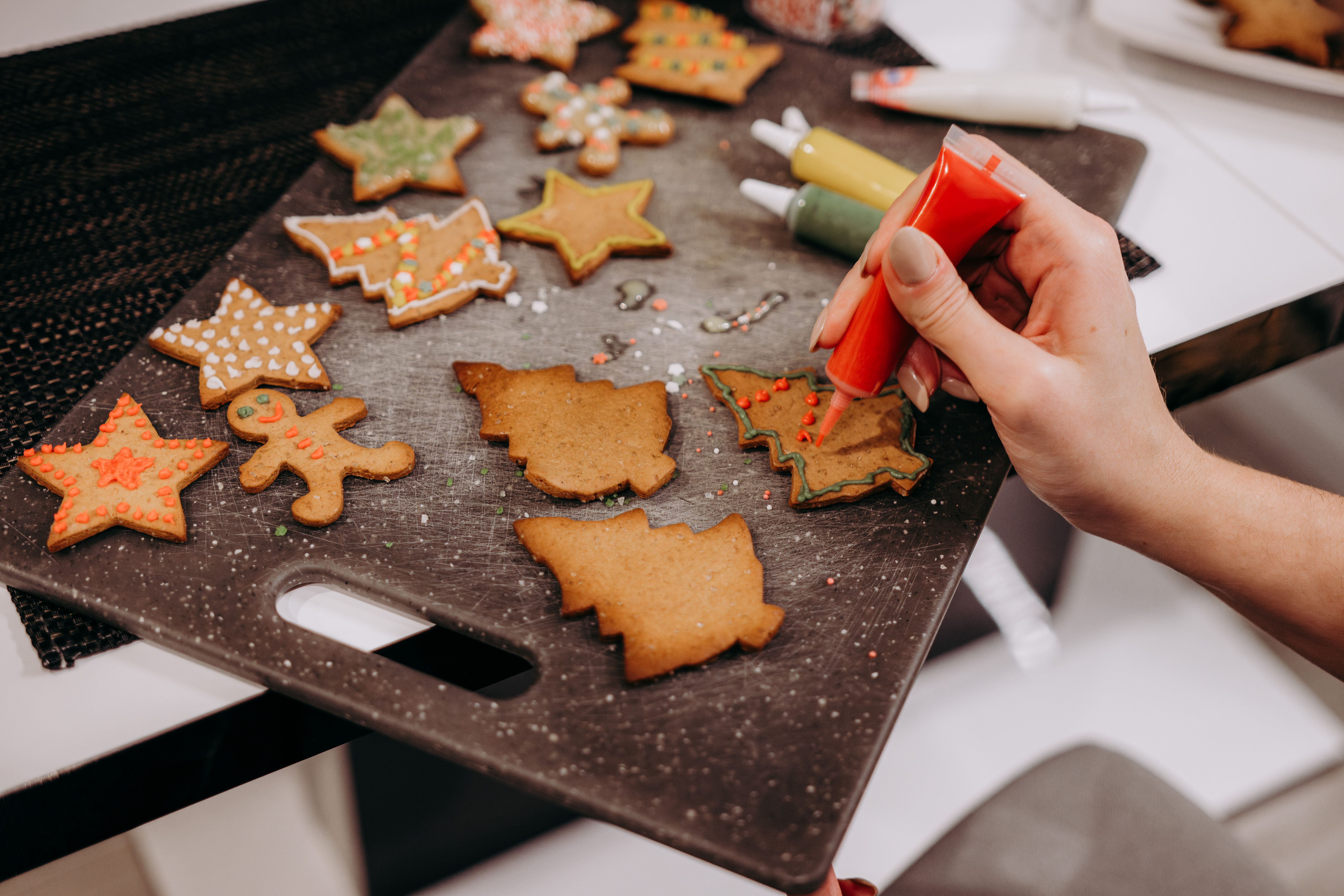Na ostatnią chwilę! Miękkie pierniczki świąteczne z nietypowym lukrem – bez leżakowania