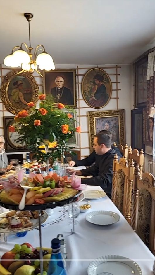 Gwiazda "M jak Miłość" na imieninach księdza Długosza. Musiała dostać specjalne pozwolenie