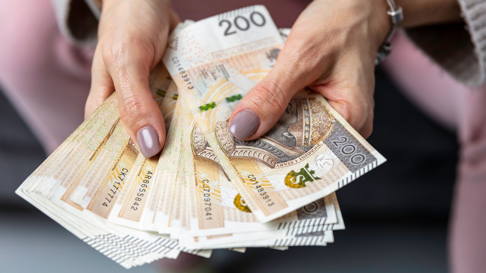 Rząd uderza w kieszenie Polaków. Nowa opłata zaboli konkretną grupę