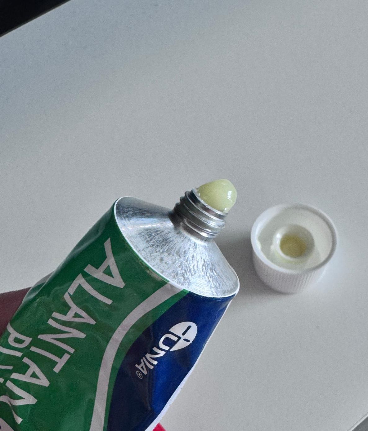 Kosztuje 8 zł i ratuje odparzoną skórę w jedną noc. Ta maść z apteki to "must-have" w każdym domu