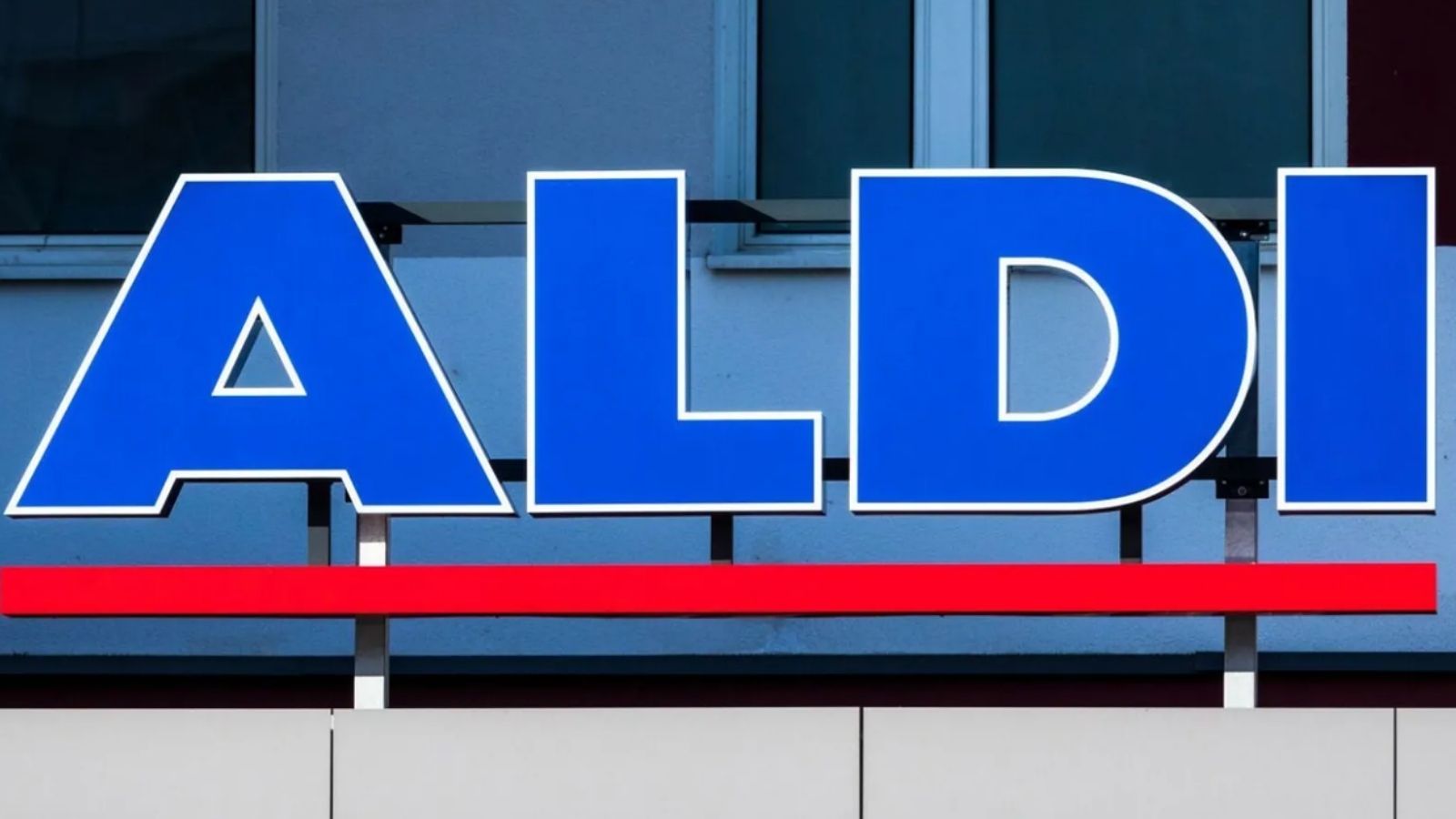 Rekordowa cena sezonowych owoców w Aldi. Ceny spadły tu poniżej 10 zł, Polacy je uwielbiają