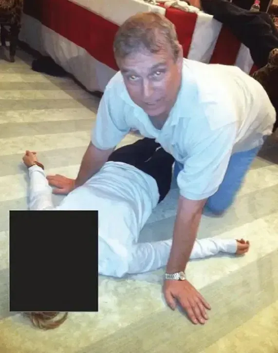 Książę klęczy nad kobietą. Wyciekł z akt Epsteina