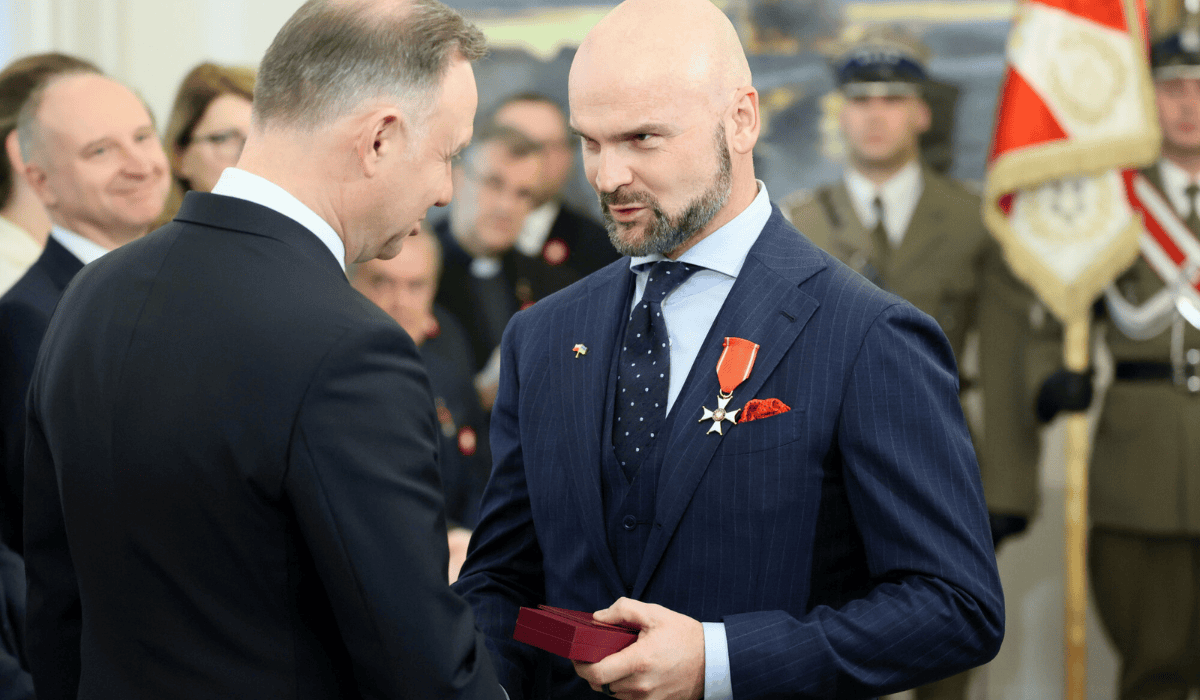 Andrzej Duda przyznał medale Omenie Mensah i Rafałowi Brzosce (2).png