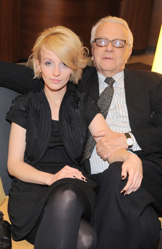 Była o 60 lat młodsza od Łapickiego. Tak obecnie wygląda wdowa po legendzie. Szokująca metamorfoza