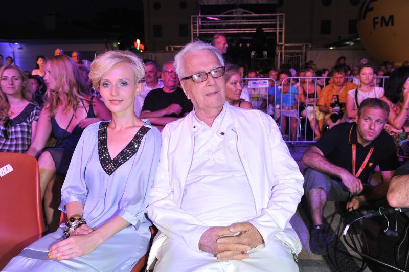 Była o 60 lat młodsza od Łapickiego. Tak obecnie wygląda wdowa po legendzie. Szokująca metamorfoza