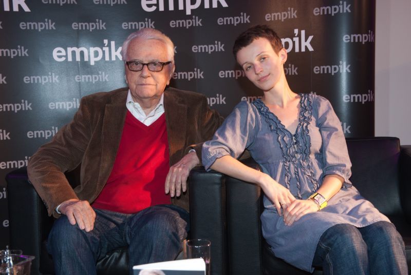 Była o 60 lat młodsza od Łapickiego. Tak obecnie wygląda wdowa po legendzie. Szokująca metamorfoza