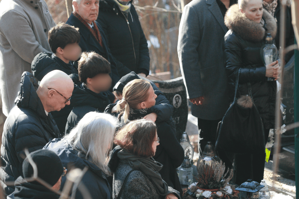 Poruszające sceny na pogrzebie Mirosława Krawczyka. Aneta Zając wspiera synów w trudnych chwilach