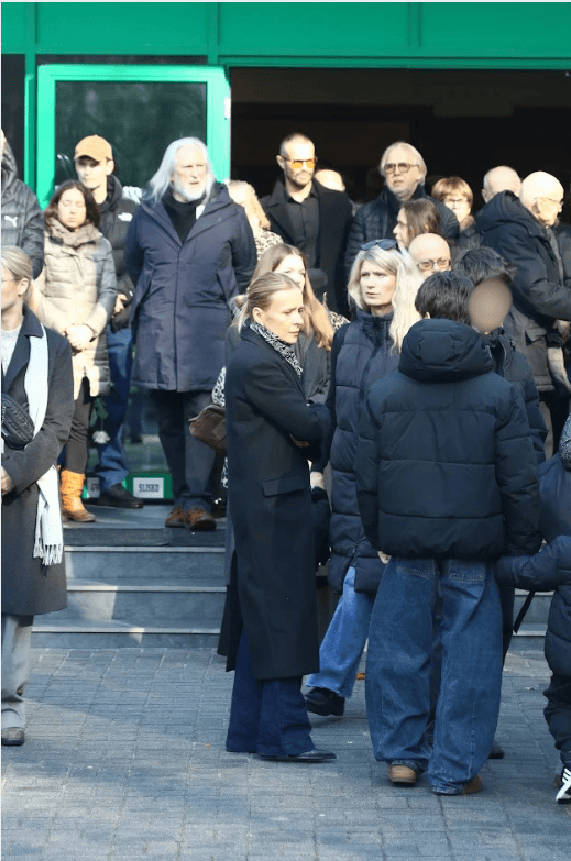 Poruszające sceny na pogrzebie Mirosława Krawczyka. Aneta Zając wspiera synów w trudnych chwilach