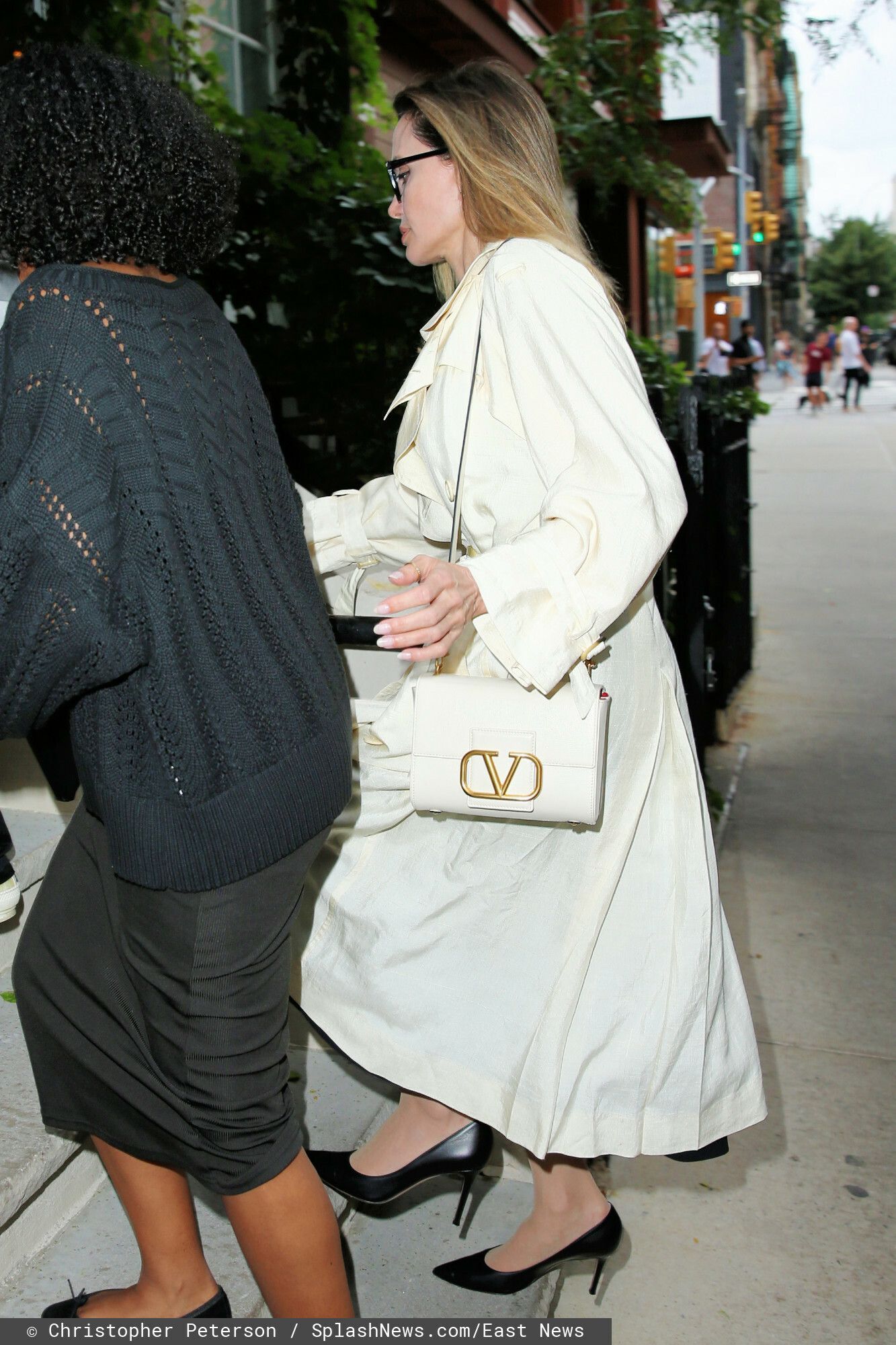 Angelina Jolie w białym płaszczu, fot. EastNews