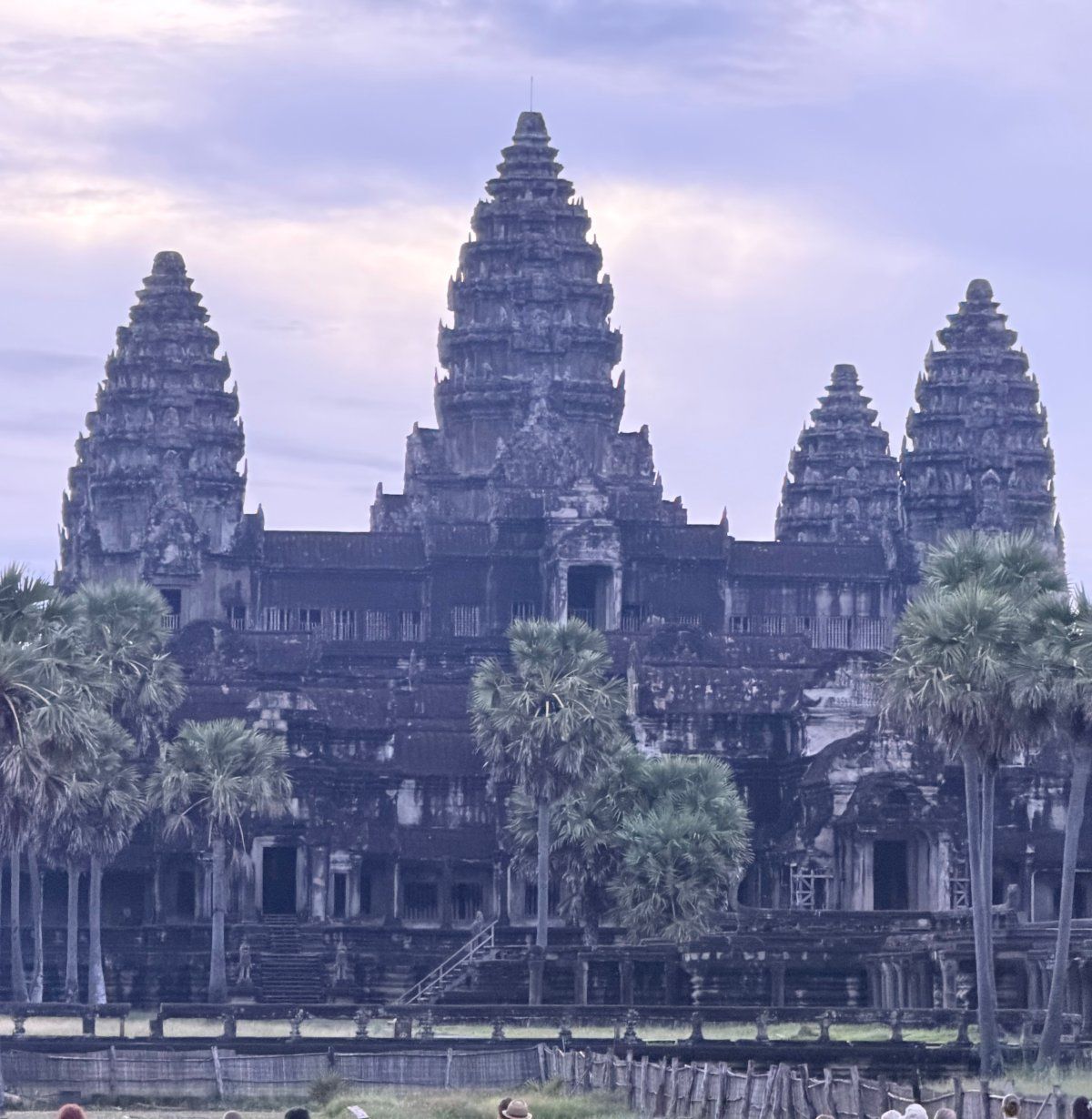 MSZ ostrzega turystów z Polski. Ewakuacje w wakacyjnym raju, myśliwce nad popularną atrakcją