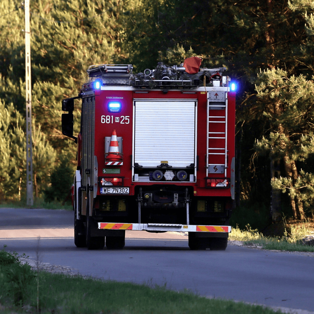 Ogień w centrum miasta. Strażacy walczą z żywiołem, jest apel o zamykanie okien w sąsiedniej miejscowości