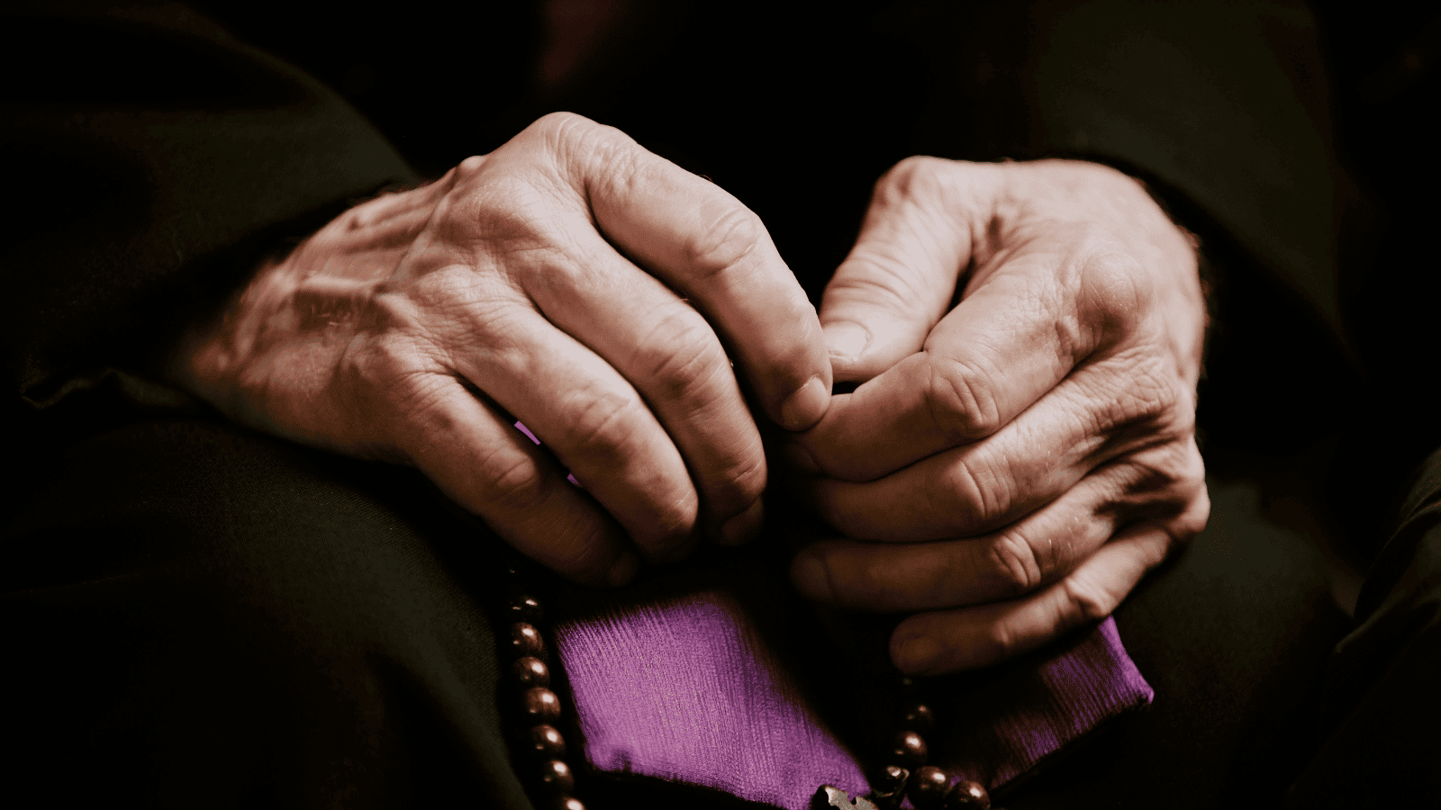 Babcia przywitała księdza w samej koszuli nocnej. Nie mógł uwierzyć w to, co zobaczył w jej sypialni