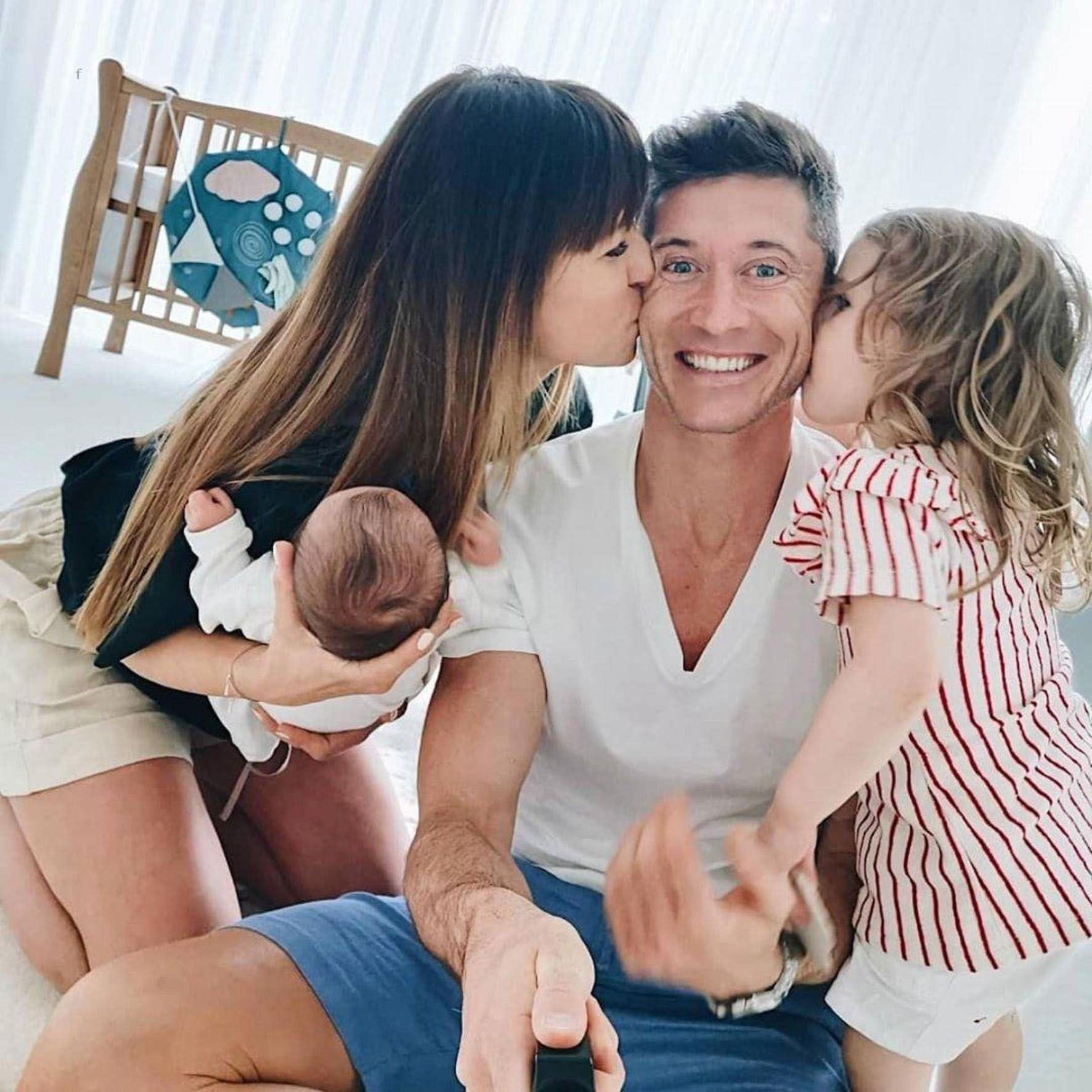 Anna i Robert Lewandowscy z córkami, fot. Instagram
