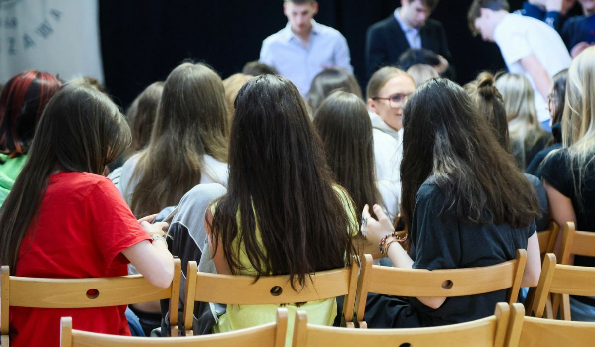 Uczniowie nagle zaczęli masowo mdleć na apelu szkolnym. Szokująca hipoteza dyrektorki!