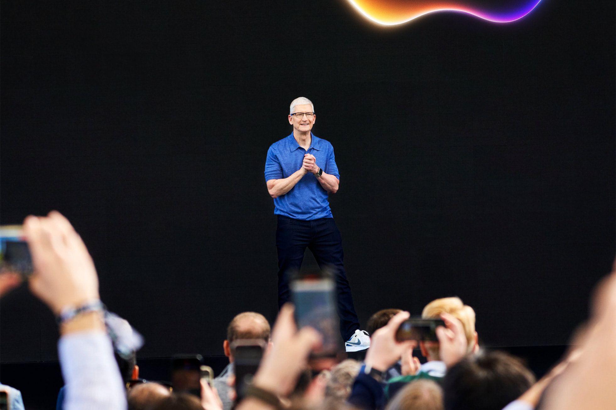 Apple-WWDC24-event-photos-Tim-Cook-240610_big.jpg.large_2x.jpg