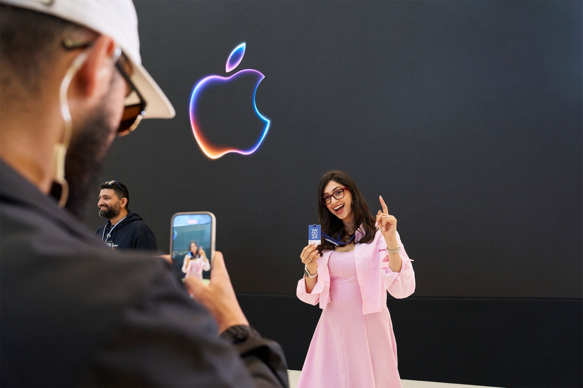 Apple-WWDC24-event-photos-attendee-posing-240610_big.jpg.large_2x.jpg