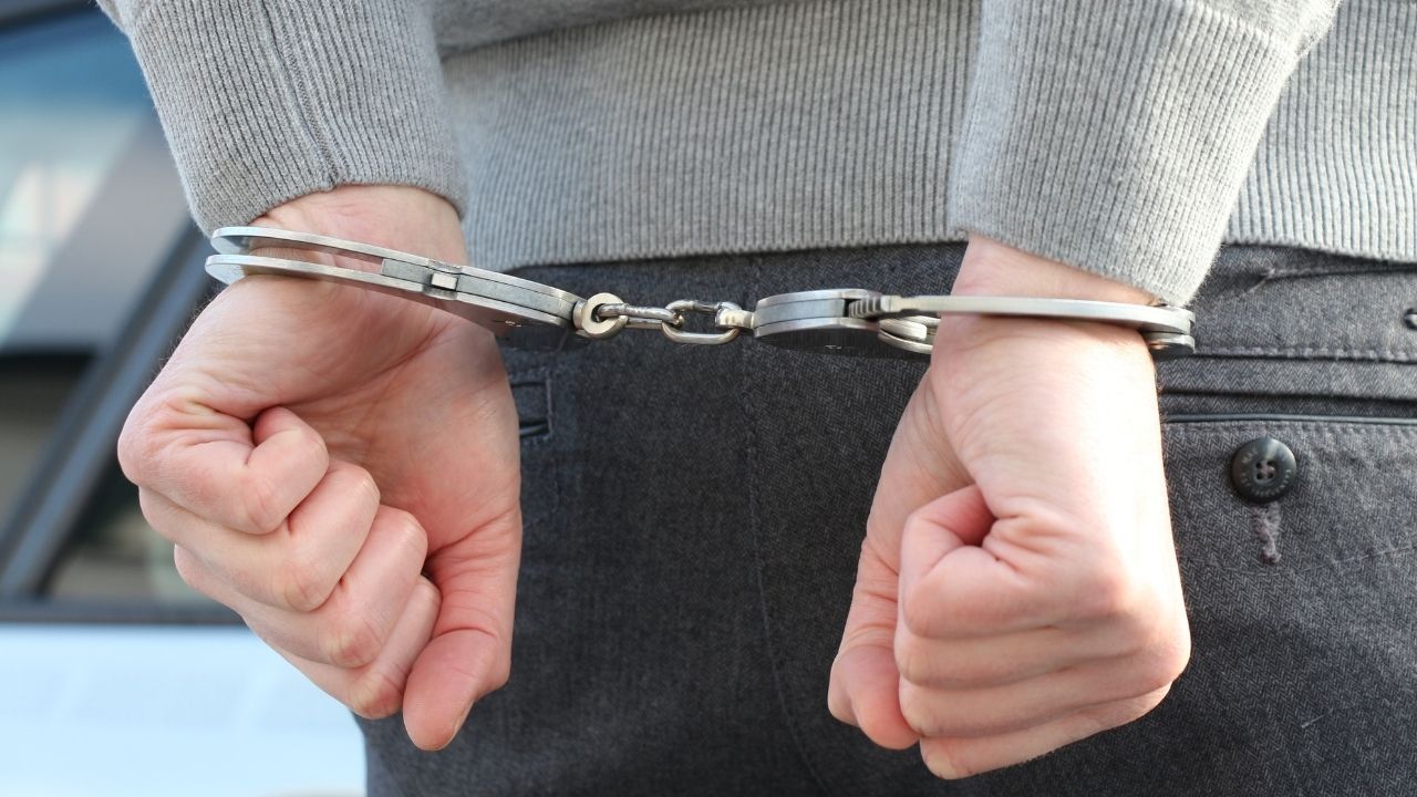 Skandal na stacji paliw. Mężczyzna naruszył prywatność klientki i uciekł. Szuka go policja