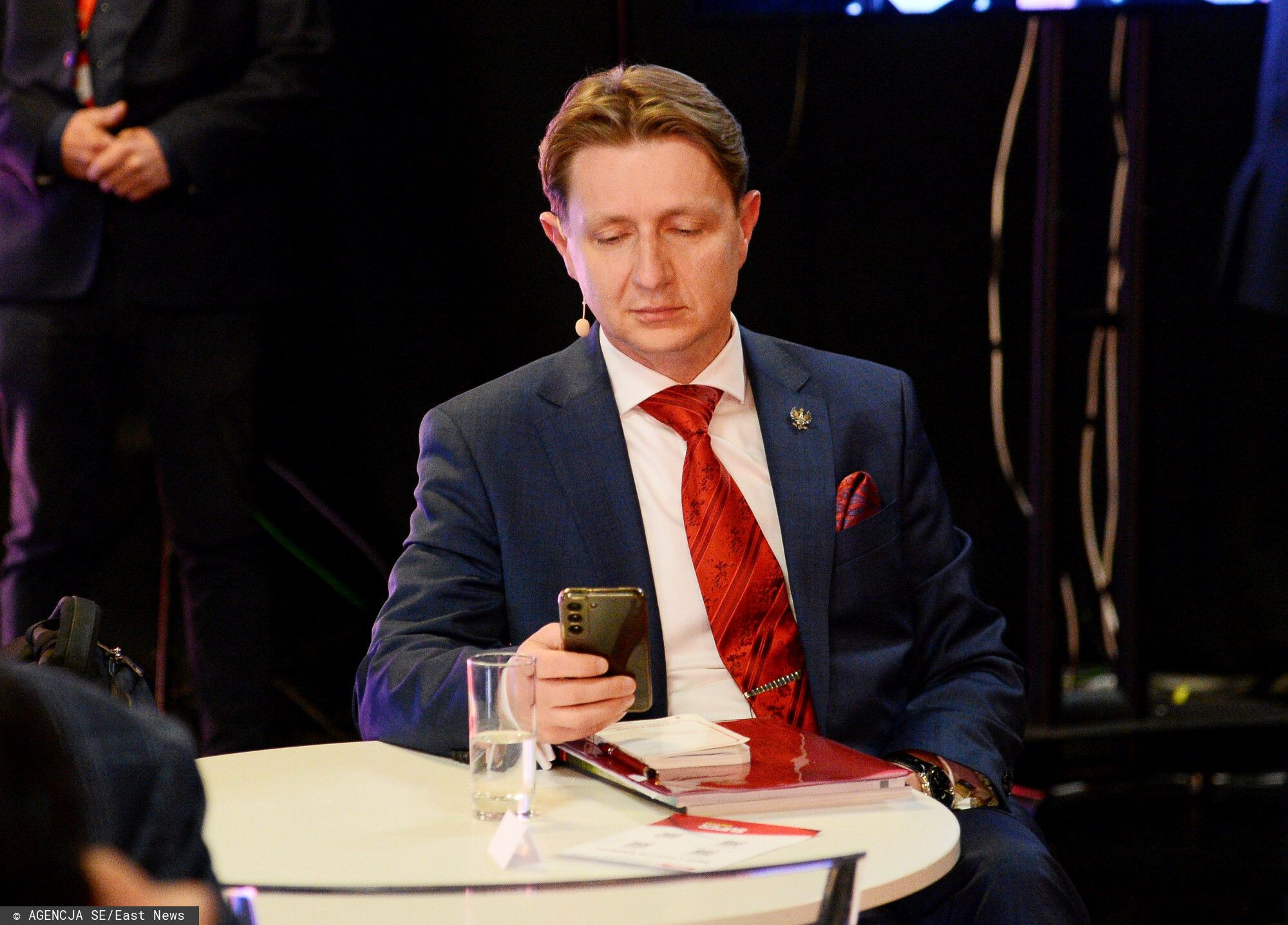 Przelewy na 100 tysięcy, migranci z Ukrainy i tajemniczy fałszerz. Tak Jakubiak i Bartoszewicz załatwiali sobie udział w wyborach