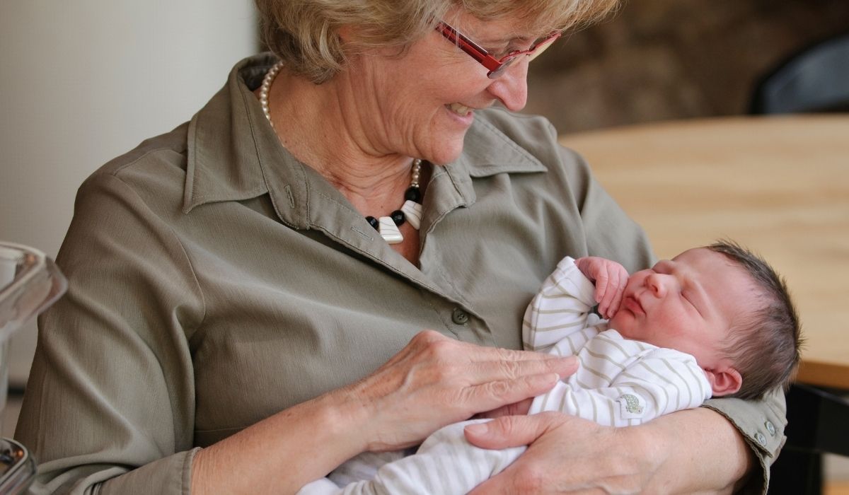 Babcia ustaliła stawkę za opiekę nad wnukiem, fot. Canva/ezoom, Getty Images (zdjęcie poglądowe)