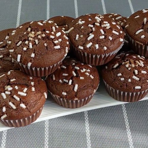 Ułóż banany w formie i zalej ciastem. Ten przepis nigdy się nie nudzi