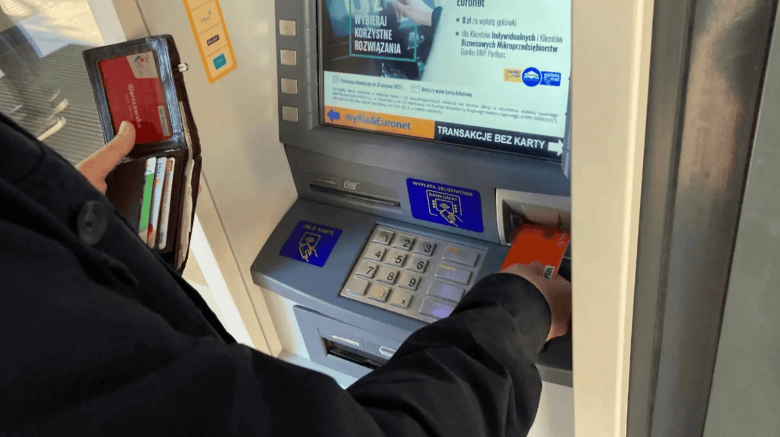 Próbował wypłacić pieniądze, stracił konto. Wszystko przez jeden szczegół przy bankomacie