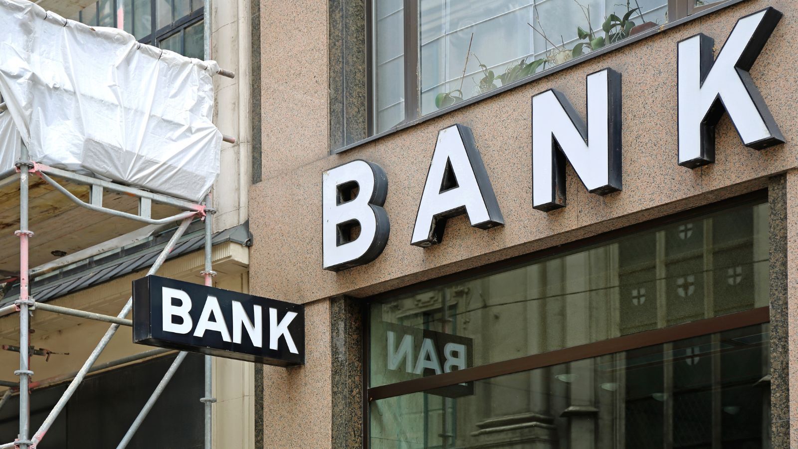 Popularny bank znika z Polski. Co czeka setki tysięcy klientów?