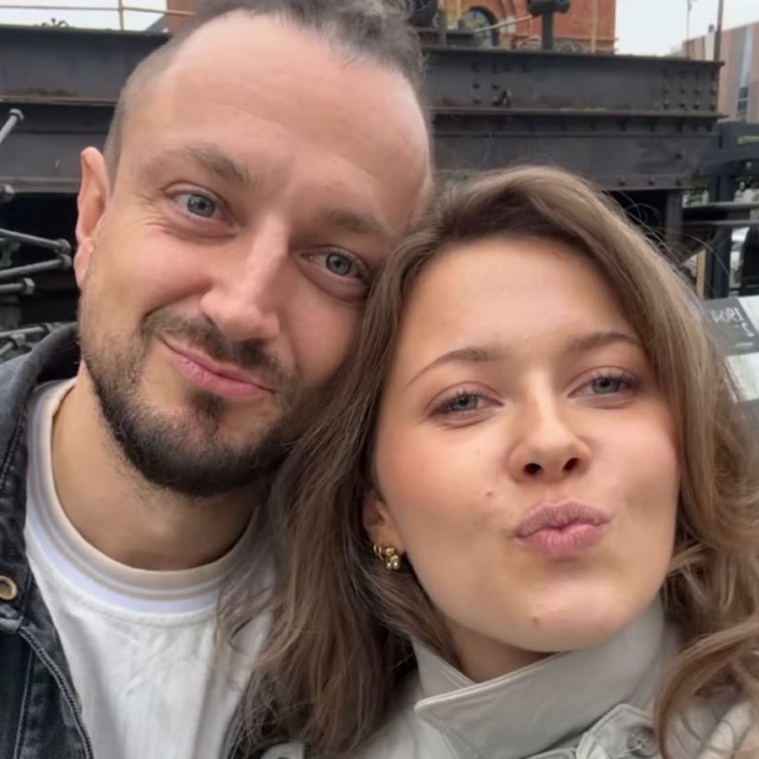 Baron w końcu się pochwalił. Maria jest śliczna i też jest artystką. Dodał wspólne zdjęcie
