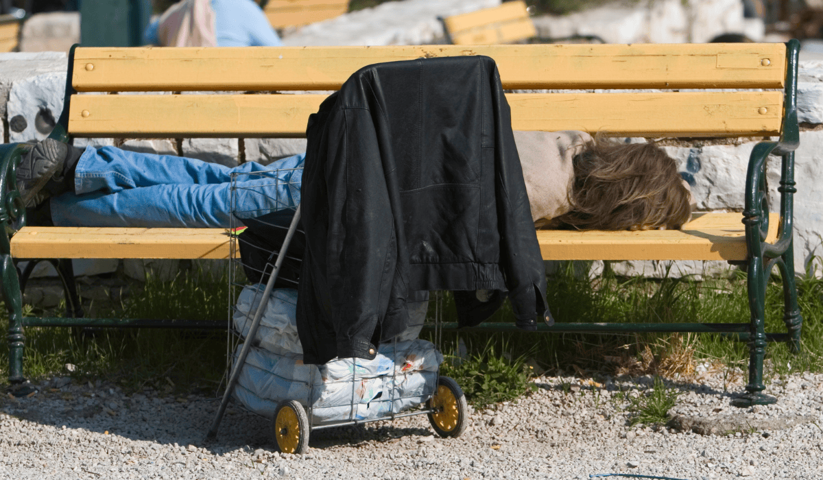 Bezdomna aktorka sypia w parku