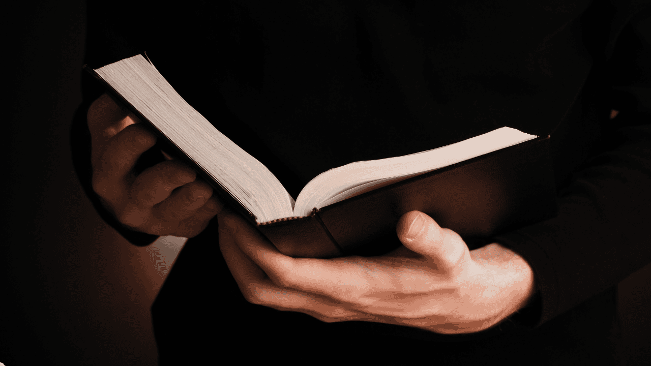 Pralnia pieniędzy pod Warszawą. "Bankier w sutannie" wyprał miliardy złotych