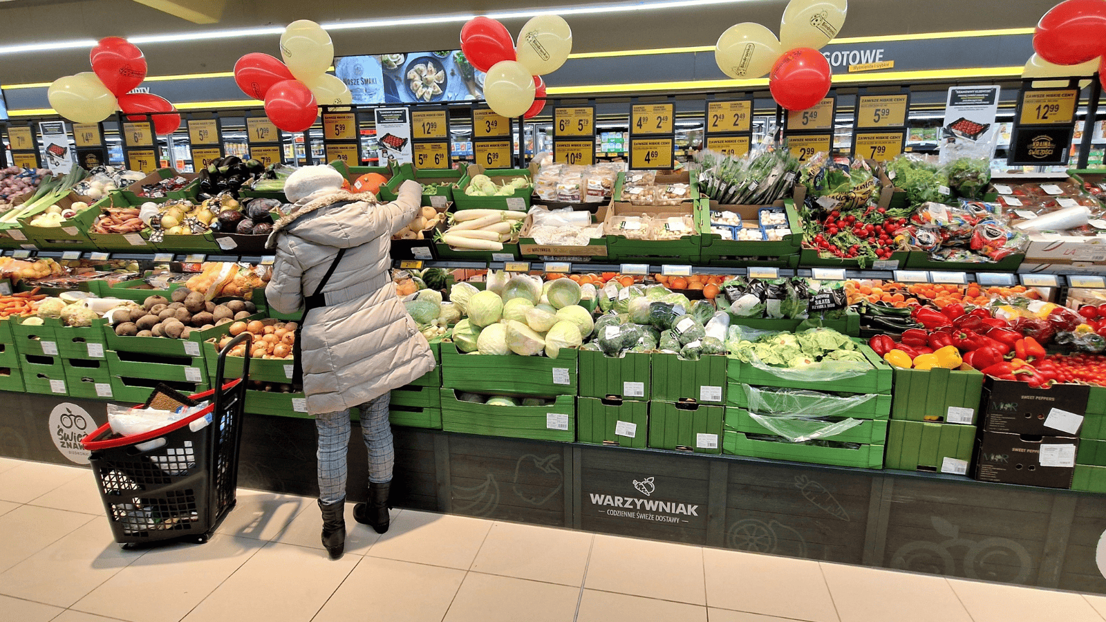 Biedronka zaszalała w niedzielę handlową. Masło i ser za bezcen. Wprowadzono limity