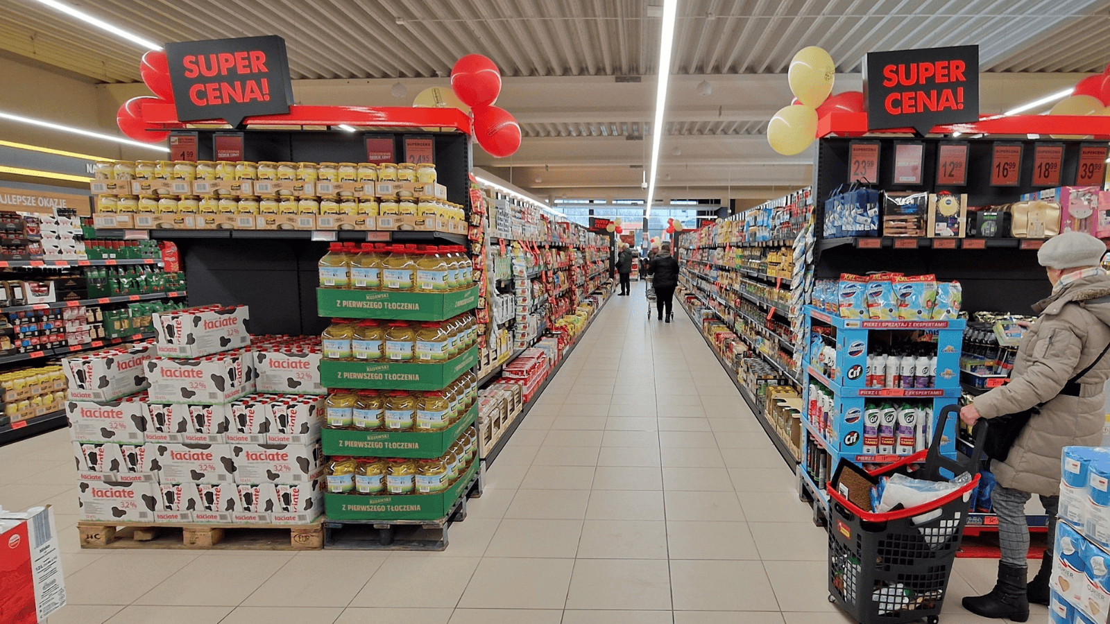 Biedronka zaszalała w niedzielę handlową. Masło i ser za bezcen. Wprowadzono limity