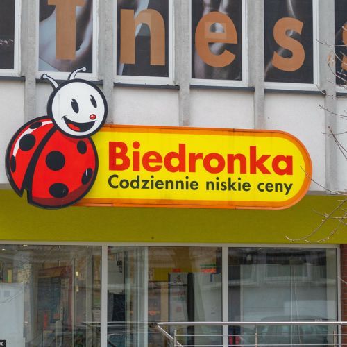 Logo Biedronki widoczne z bliska