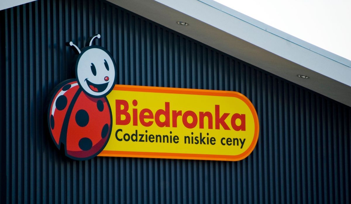 szyld sklepu Biedronka