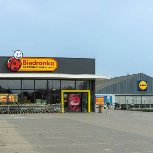 Sklepy Biedronka i Lidl obok siebie