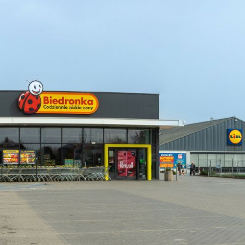 Sklepy Biedronka i Lidl stojące obok siebie